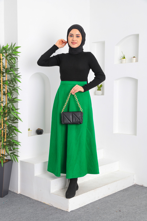 تنورة واسعة مخيطة