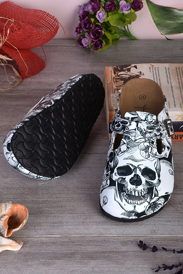 8012 شبشب سابو منقوش بجمجمة - 2