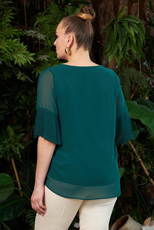 بلوزة زمردية بطيات مقاس كبير - 3