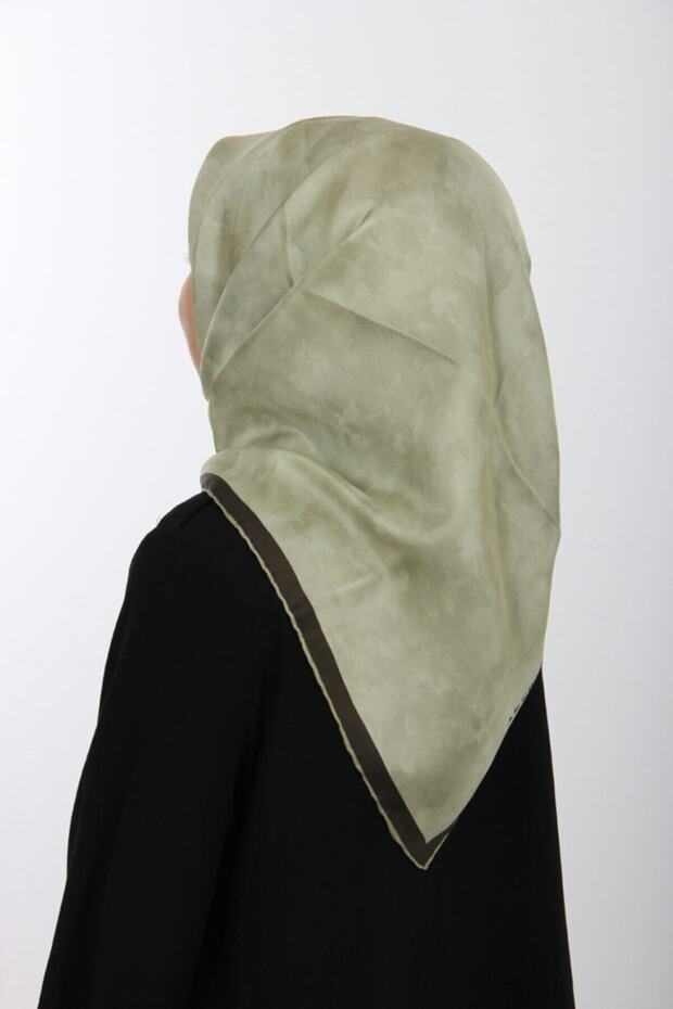 وشاح حريري منقوش مقاس 90x90 - 3