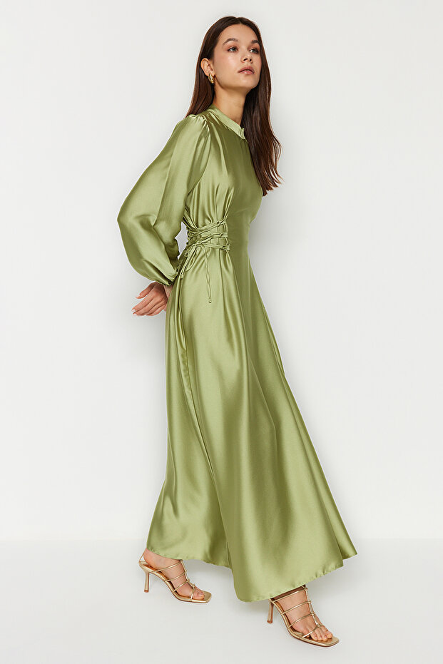 Grünes Britli-Satin-Abendkleid mit Taille TCTSS23DB00037 - 3