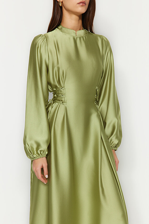 Grünes Britli-Satin-Abendkleid mit Taille TCTSS23DB00037 - 5