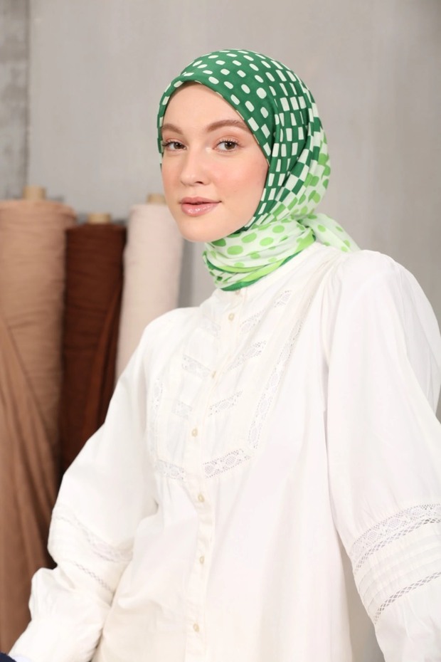 وشاح قطني ناعم منقوش بنقاط البولكا باللون الأخضر الفستقي