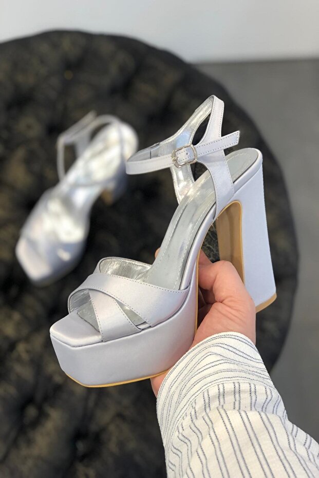 منصة رمادية من الساتان - 3