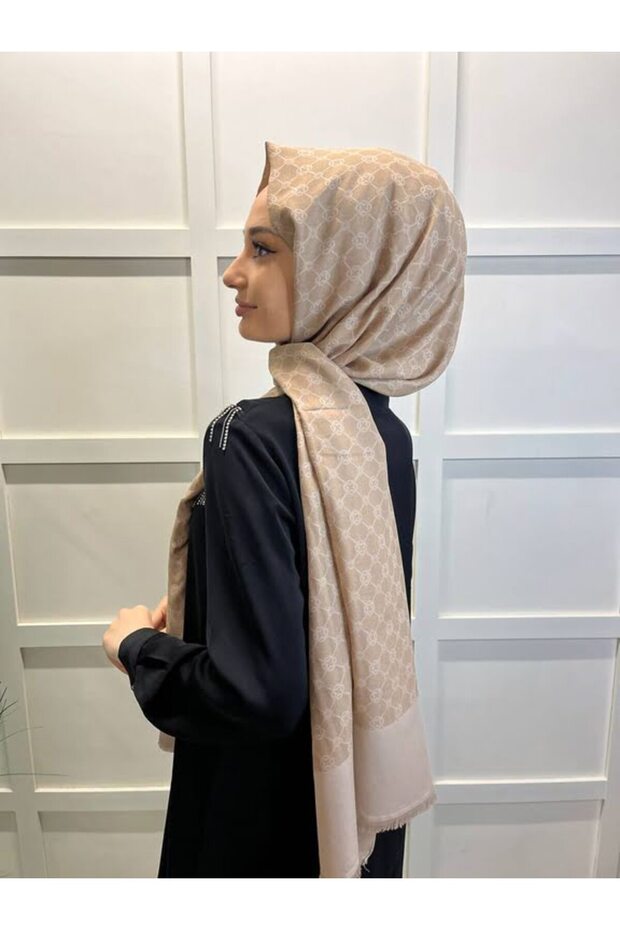 شال Monogram الأنيق1090100 بيج غامق