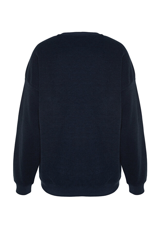 Lacivert Oversize/Geniş Kesim Yumuşak Dokulu Kolej Temalı Şardonsuz Sweatshirt TMNAW24SW00245 - 8