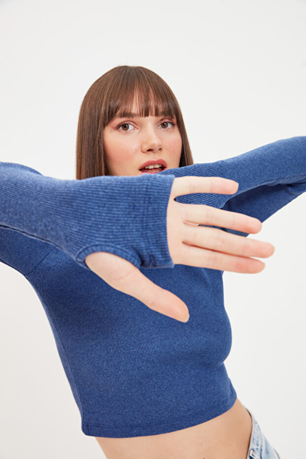 Indigo úpletová halenka s rolákem a detaily pro zvýraznění prstů, pružná a přiléhavá, model TWOAW21BZ0071 - 2