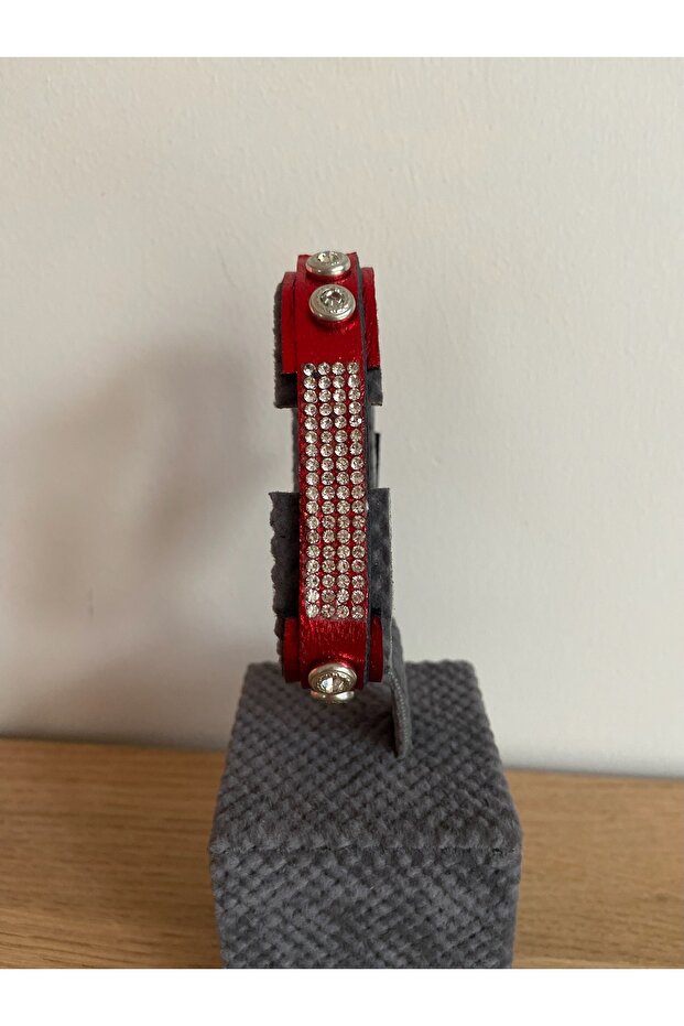 سوار جلد مطرز باللون الأحمر - 1