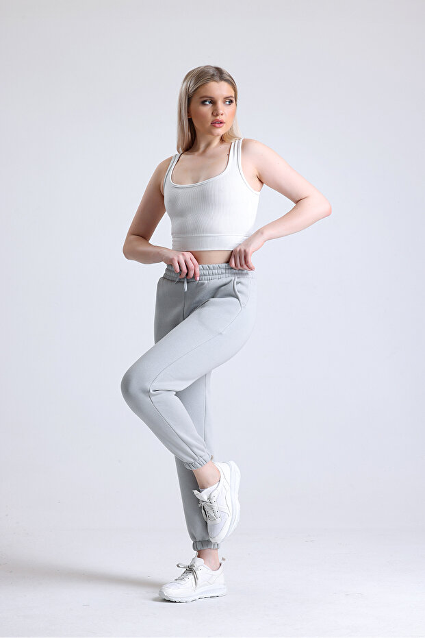 بنطال رياضي أساسي للنساء باللون الرمادي الفضي مع صوف سميك من الداخل وأرجل مطاطية