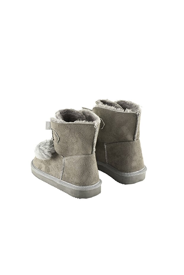 Devojčice sive čizme - 6