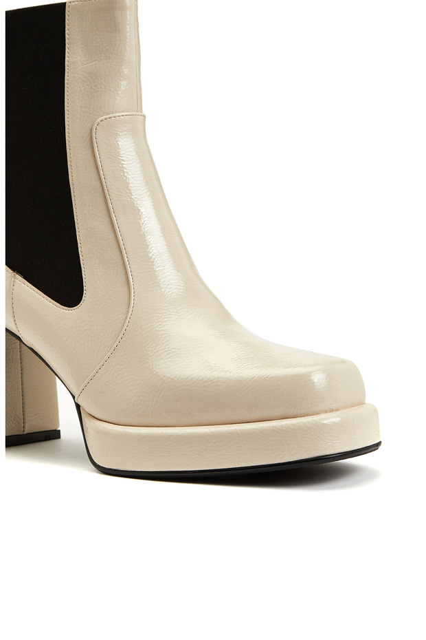 Kırıkbeyaz Kadın Bot - 6