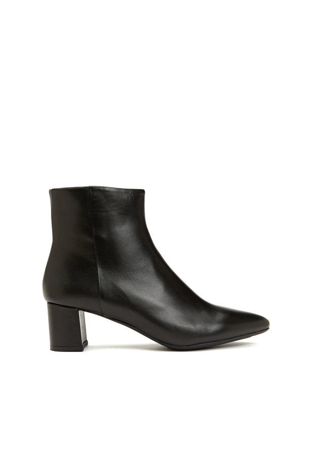 Siyah Kadın Bot - 1