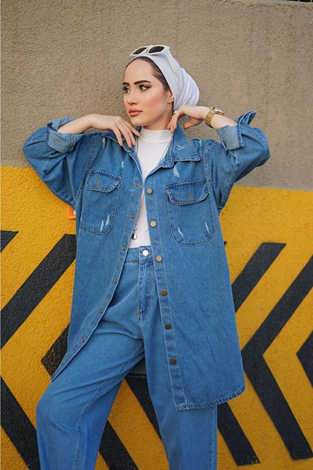 سترة الدنيم الزرقاء المتوترة المرأة