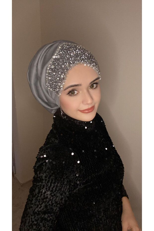 غطاء رأس رمادي مرصع بالأحجار