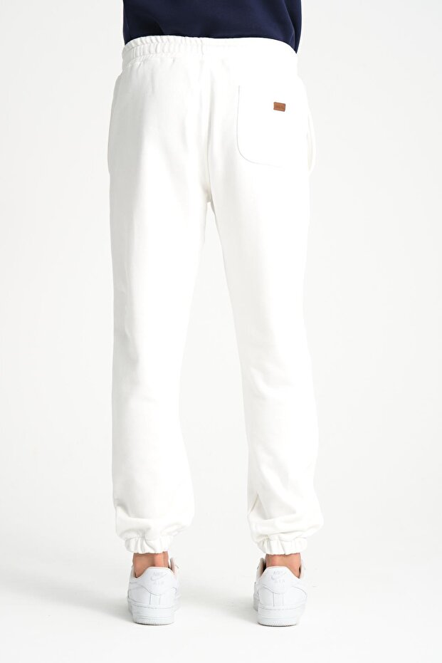 بنطال رياضي رجالي أساسي باللون الأبيض مع جيب خلفي - 4