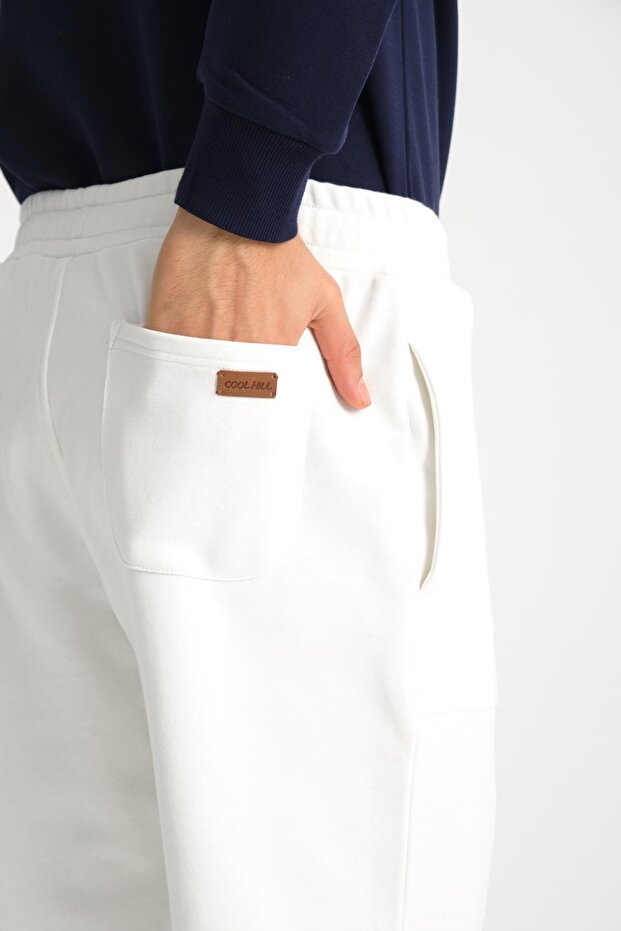 بنطال رياضي رجالي أساسي باللون الأبيض مع جيب خلفي - 5
