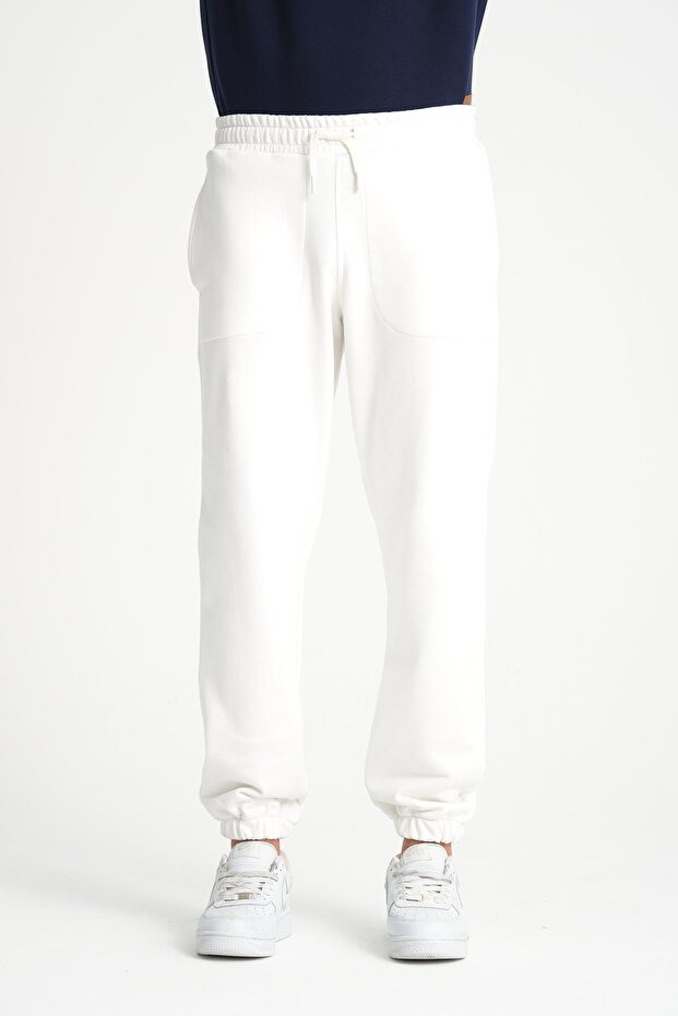 بنطال رياضي رجالي أساسي باللون الأبيض مع جيب خلفي - 1