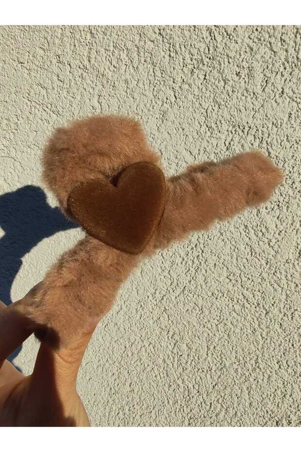 إكسسوار مشبك مزلاج من القطيفة على شكل قلب