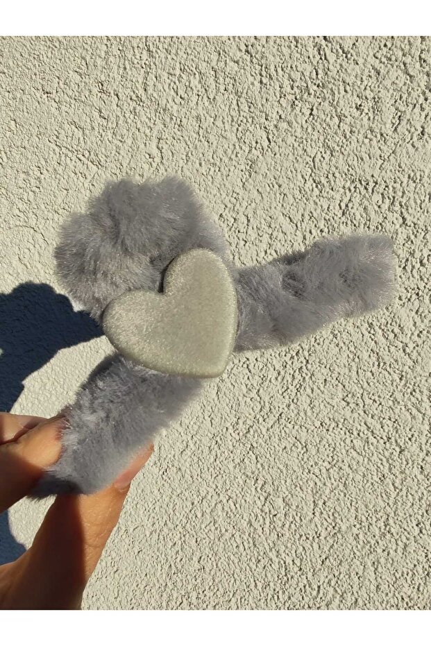 إكسسوار مشبك مزلاج من القطيفة على شكل قلب