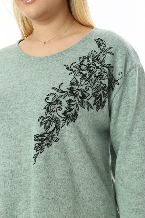 سترة ناعمة منقوشة بالزهور مقاس كبير - 7