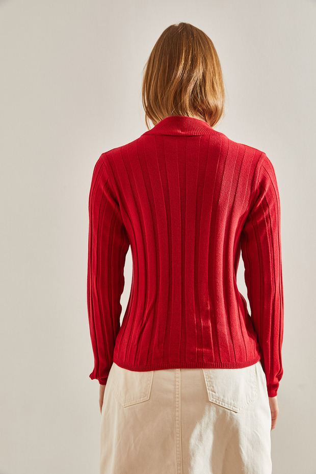 Damski sweter z dzianiny w prążki z golfem - 4