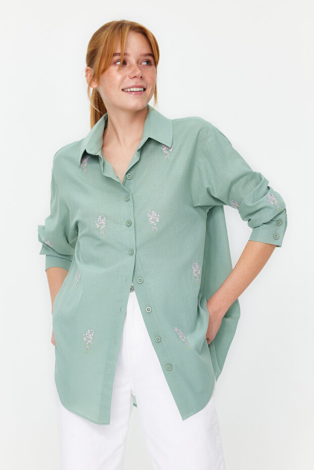 Haki Çiçek Nakış Detaylı Pamuklu Oversize Geniş Kesim Dokuma Gömlek TWOSS22GO0246 - 3
