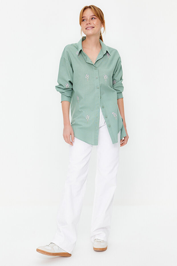 Haki Çiçek Nakış Detaylı Pamuklu Oversize Geniş Kesim Dokuma Gömlek TWOSS22GO0246 - 2