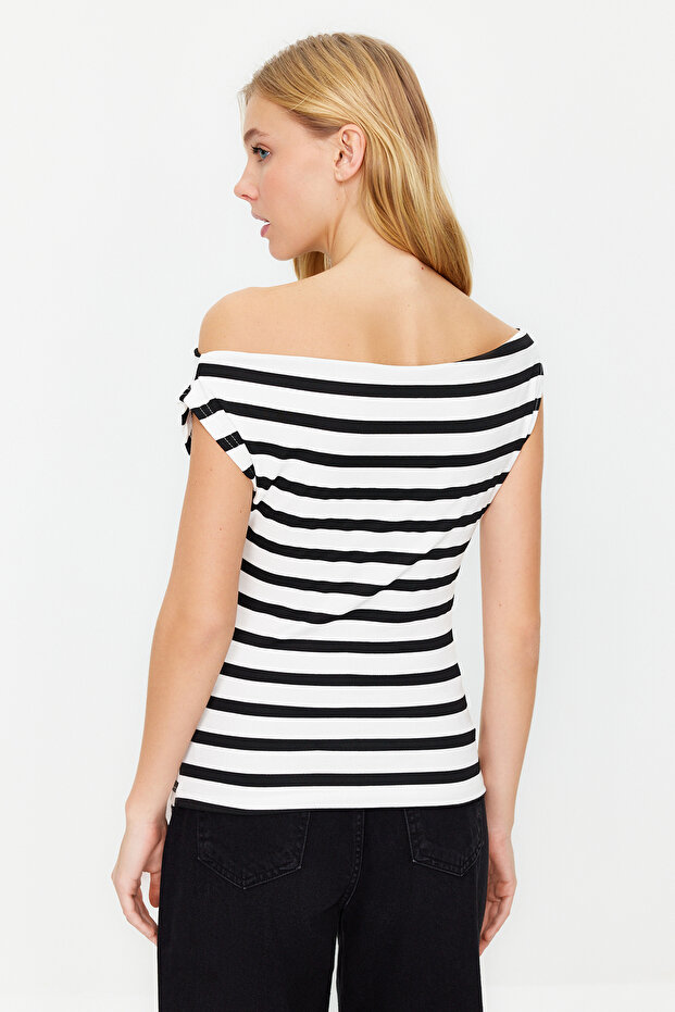 Siyah Kayık Yaka Fitted Viskoz/Yumuşak Kumaşlı Esnek Örme Bluz TWOSS24BZ00090 - 6