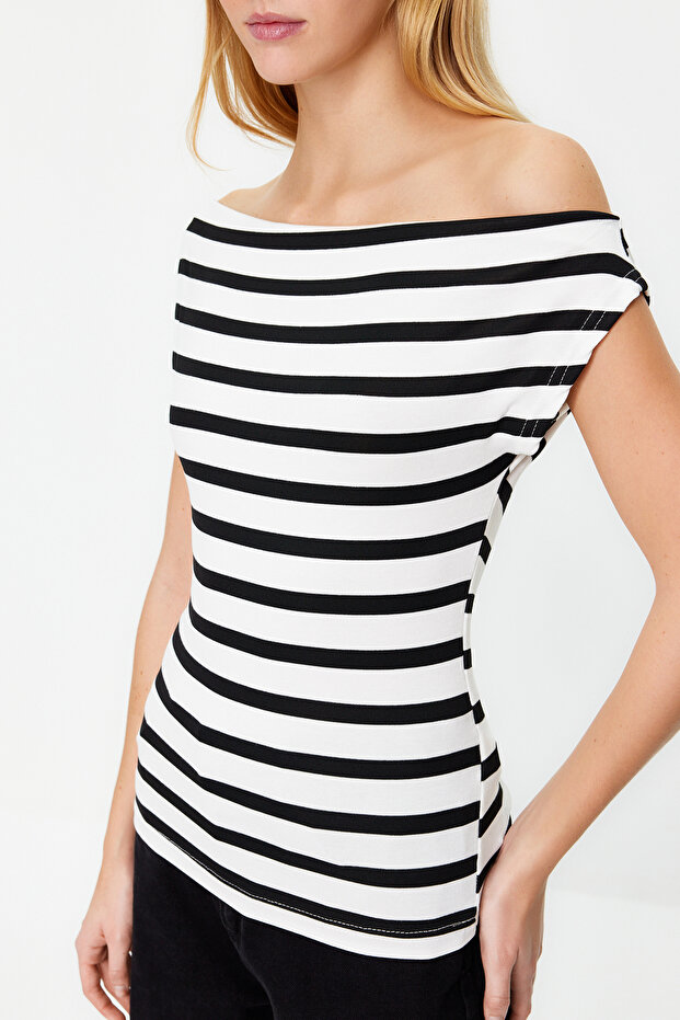 Siyah Kayık Yaka Fitted Viskoz/Yumuşak Kumaşlı Esnek Örme Bluz TWOSS24BZ00090 - 4
