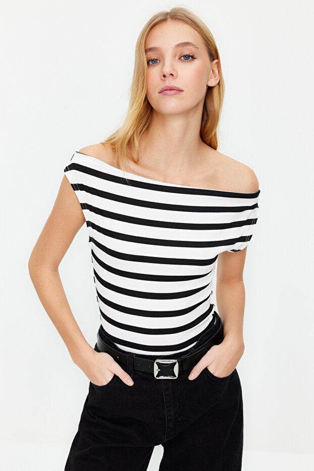 Siyah Kayık Yaka Fitted Viskoz/Yumuşak Kumaşlı Esnek Örme Bluz TWOSS24BZ00090 - 1