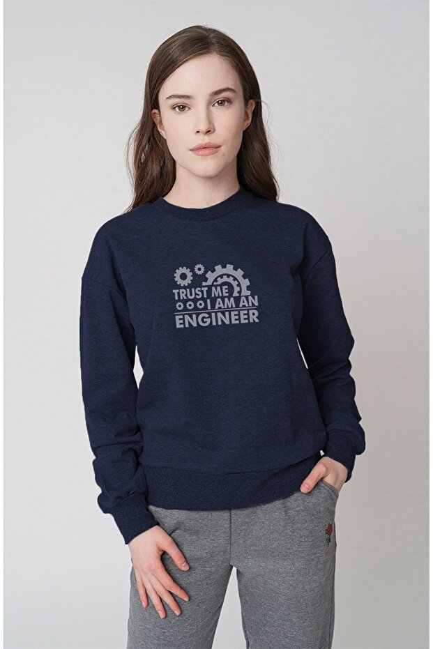 سويت شيرت نسائي محبوك من Trust Me I'm An Engineer مطبوع باللون الأزرق النيلي بأكمام طويلة