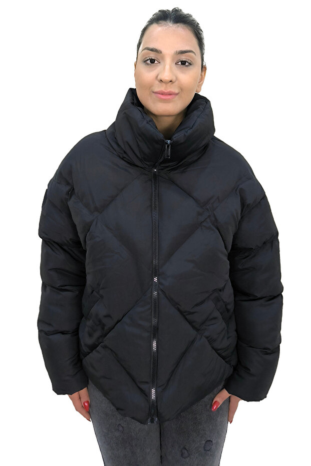 سترة منتفخة بنمط البقلاوة ذات الياقة المدورة - 3