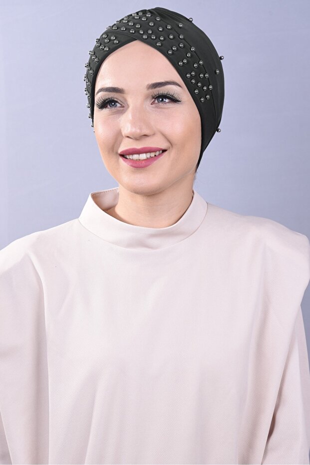 حجاب نسائي مرصع باللؤلؤ وحجر حمام السباحة الخارجي باللون الأسود