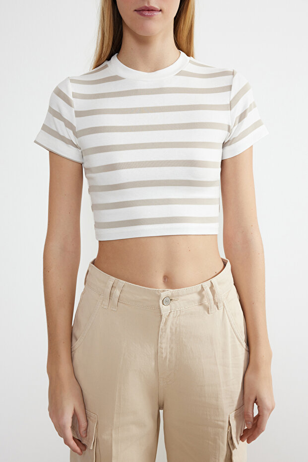 Taş Ekru Çizgili Viskoz/Yumuşak Kumaş Crop Bisiklet Yaka Esnek Örme Bluz TWOSS23BZ00198 - 4