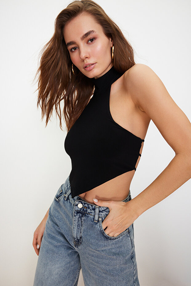 Siyah Dik Yaka Crop Sırt Detaylı Omzu Açık Örme Bluz TWOSS24BZ00203 - 3