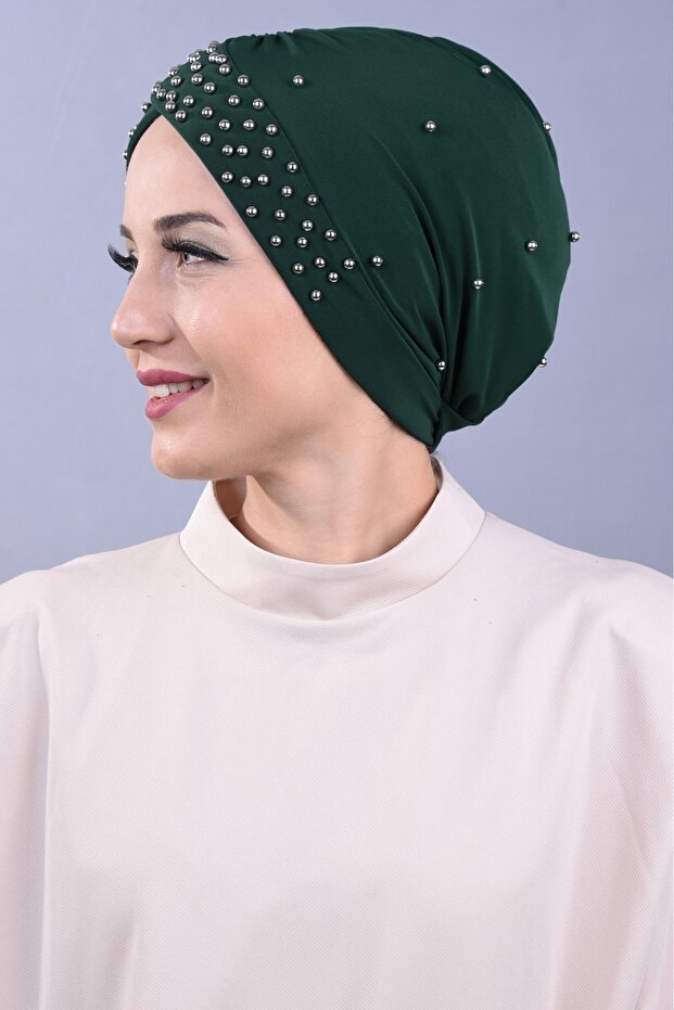 حجاب نسائي مرصع باللؤلؤ وحمام السباحة الخارجي باللون الأخضر الزمردي