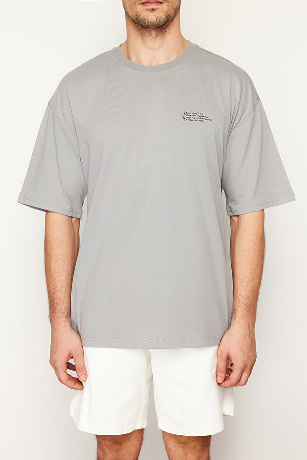 Gri Oversize %100 Pamuklu Bisiklet Yaka Minimal Yazı Baskılı T-Shirt TMNSS23TS00084 - 5