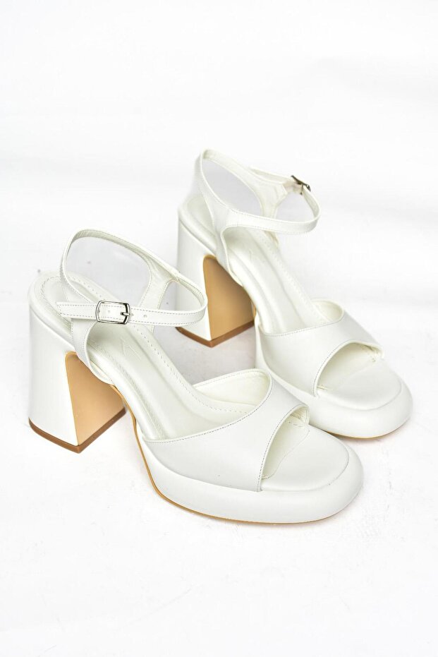 S569012809 Fehér, vastag sarkú női cipő - 5