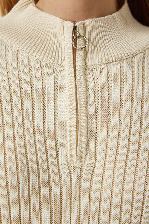 Damska kremowa prążkowana sukienka oversize z dzianiny DD01251 - 4