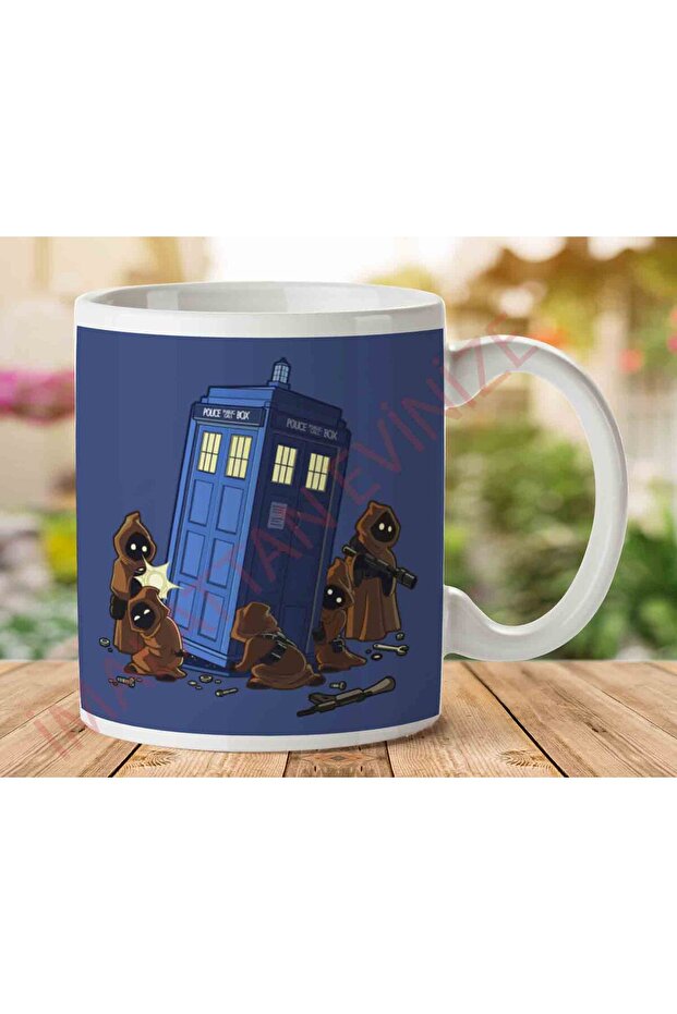 كوب دكتور هو اللص مطبوع على الجانبين