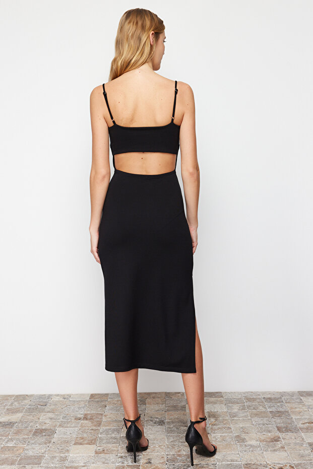 Siyah Cut Out Detaylı Yırtmaçlı Vücuda Oturan Askılı Midi Esnek Örme Kalem Elbise TWOSS24EL00139 - 6