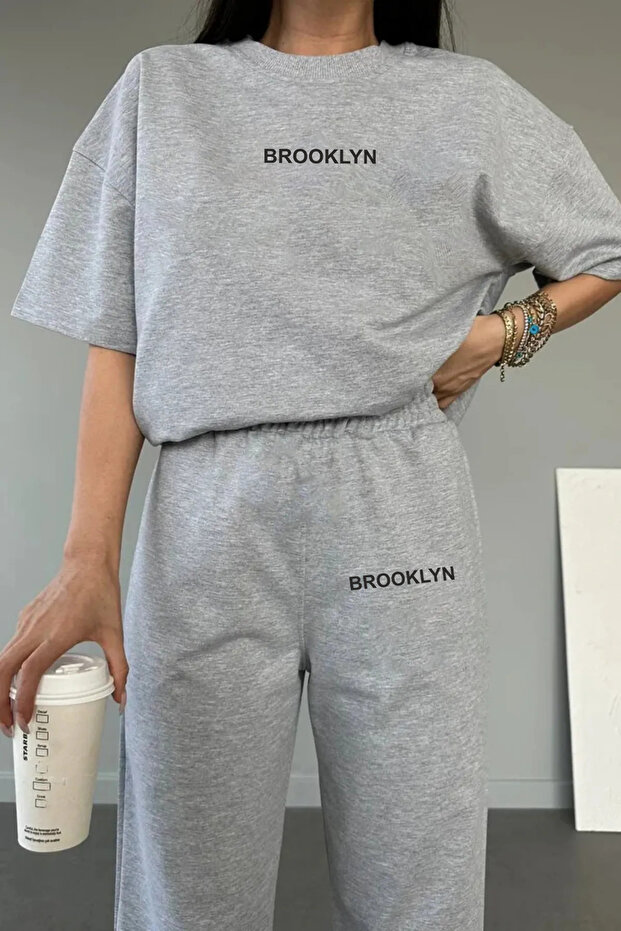 طقم سويت شيرت وبنطلون رياضي للنساء بطبعة Brooklyn