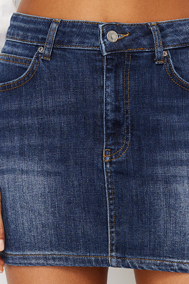 Koyu Mavi Düşük Bel Mini Comfort/Esnek Denim Etek TWOSS24ET00097 - 4