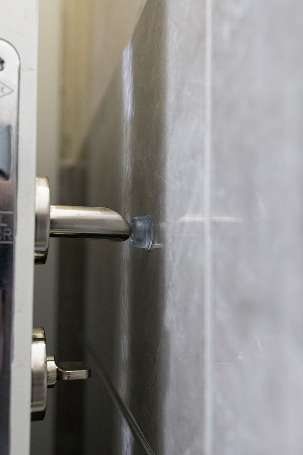 6 Adet Yapışkanlı İz Bırakmaz Silikon Kapı Tamponu Kapı Stoperi Çok Amaçlı Kullanım Mobilya Koruma - 7