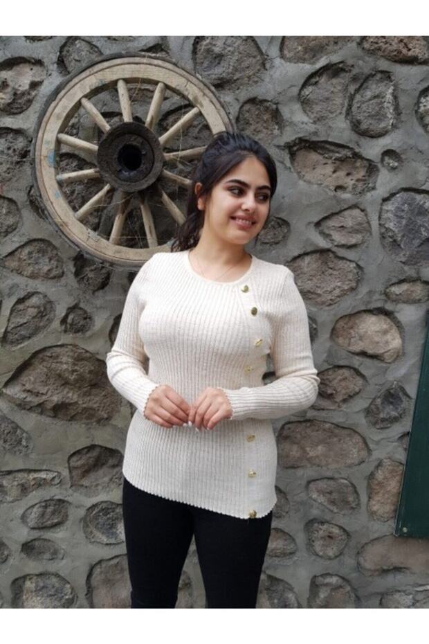 سترة نسائية مرسيريزد بأزرار معدنية كريمية