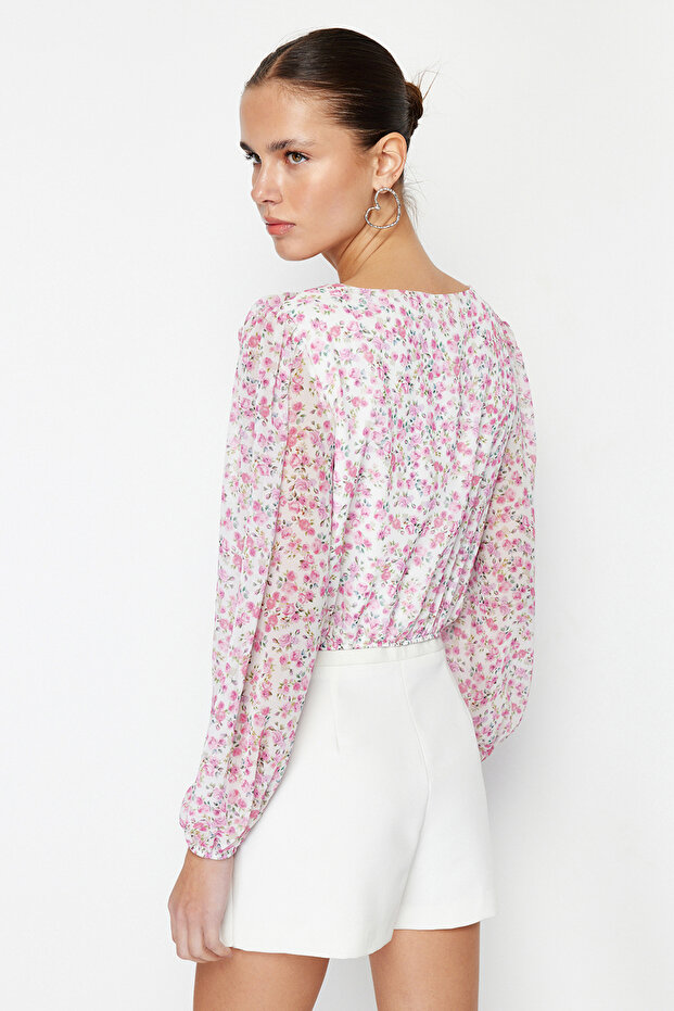 Pembe Crop Astarlı Gül Detaylı Çiçekli Şifon Dokuma Bluz TWOSS24BZ00344 - 6