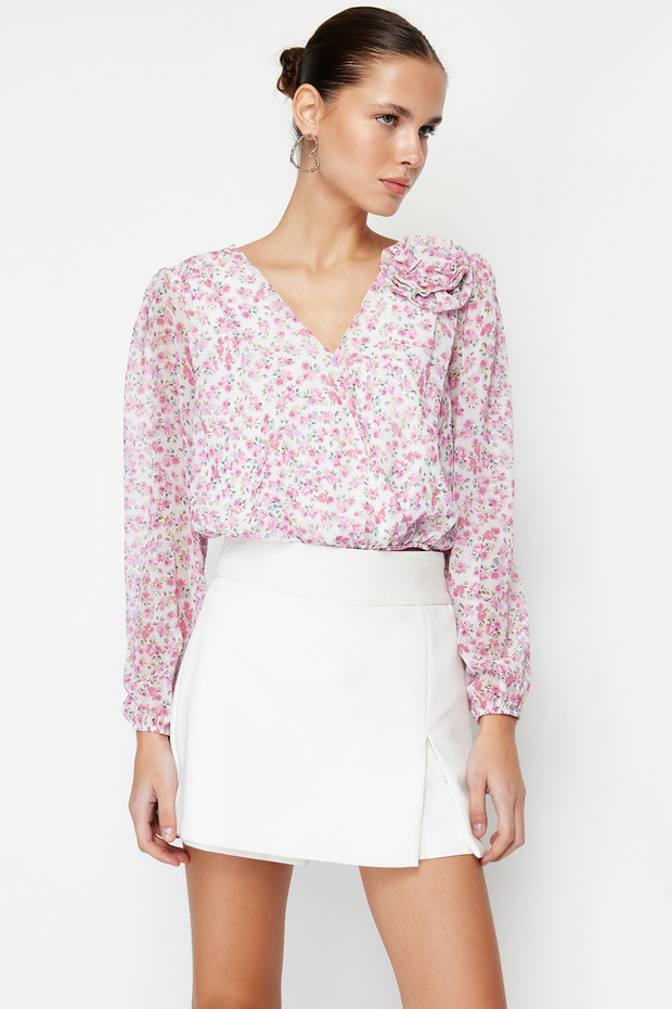 Pembe Crop Astarlı Gül Detaylı Çiçekli Şifon Dokuma Bluz TWOSS24BZ00344 - 1