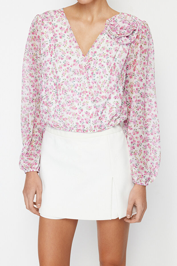 Pembe Crop Astarlı Gül Detaylı Çiçekli Şifon Dokuma Bluz TWOSS24BZ00344 - 4