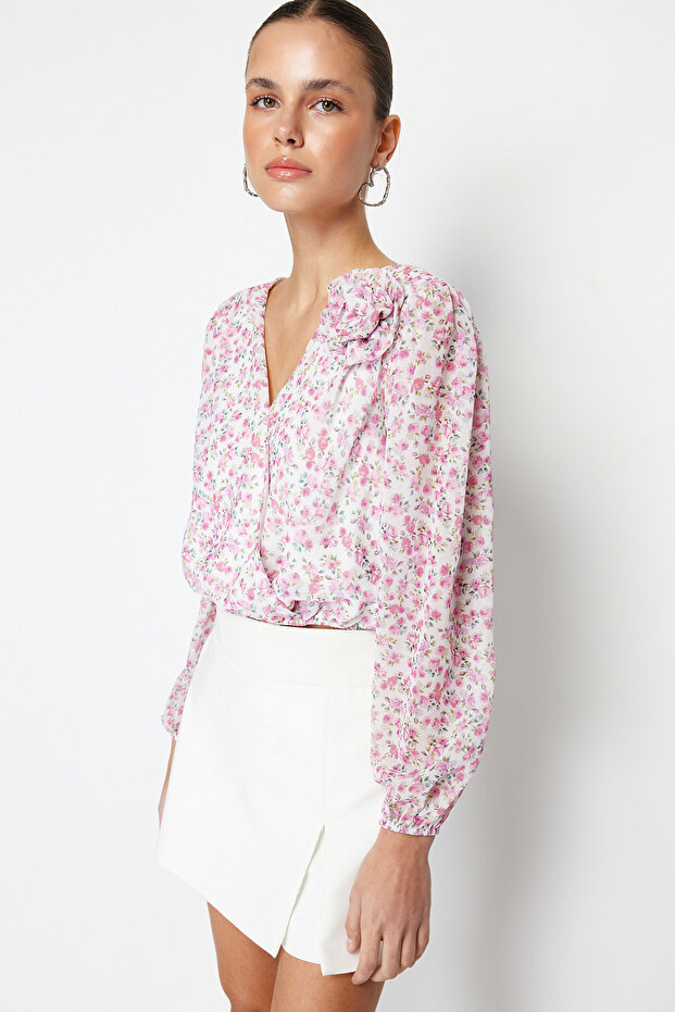 Pembe Crop Astarlı Gül Detaylı Çiçekli Şifon Dokuma Bluz TWOSS24BZ00344 - 2