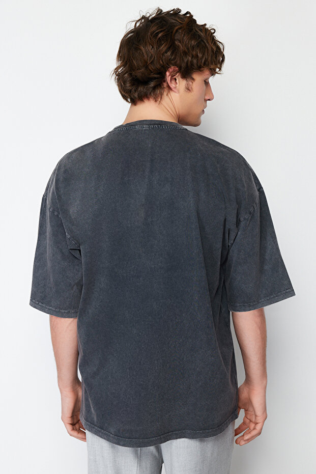 Antrasit Oversize/Geniş Kesim Soluk Efektli Yazı Baskılı %100 Pamuklu T-Shirt TMNSS24TS00120 - 3